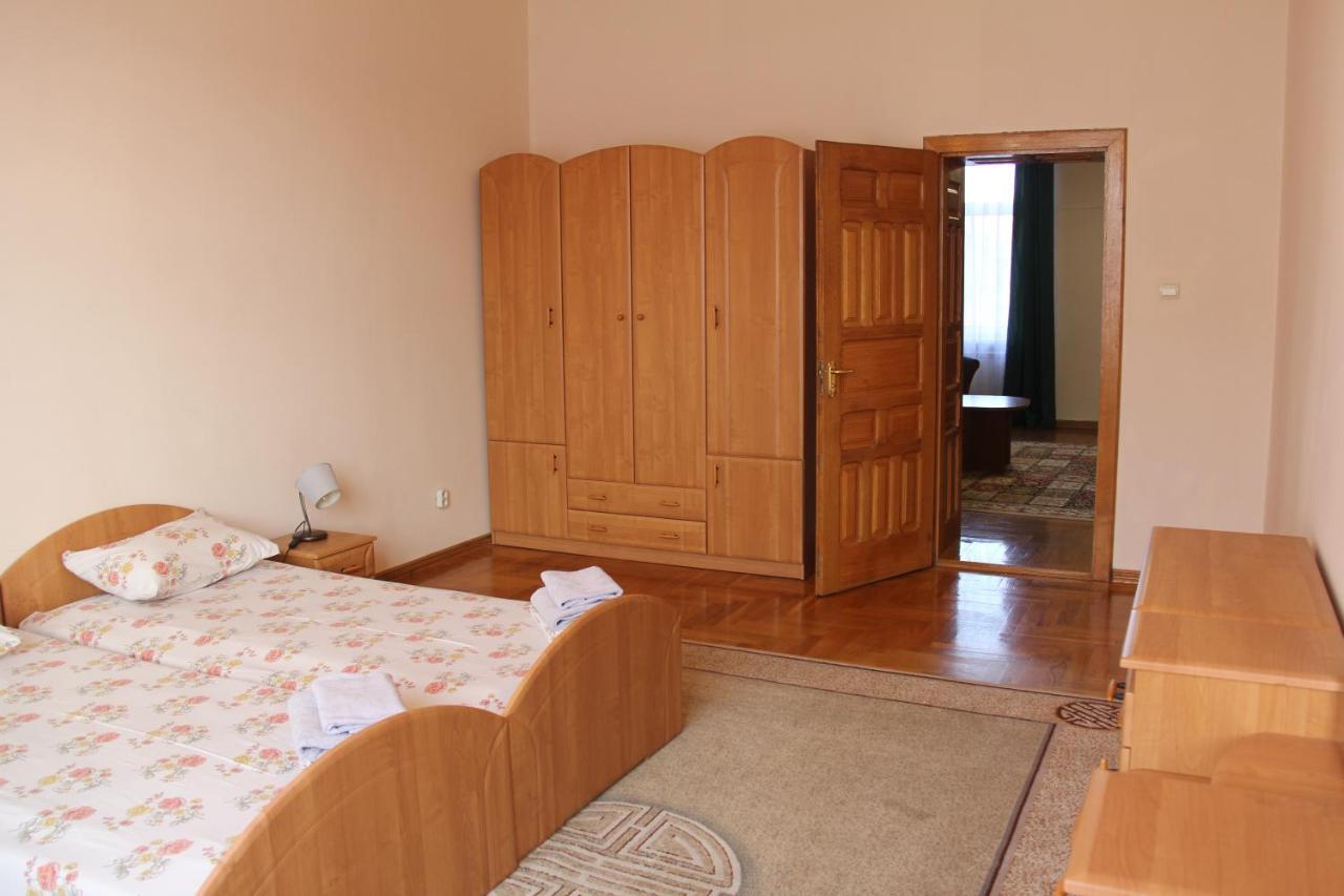 Apartments Domovik ,Kirilla i Mefodiya, 5 Mukatjeve Exteriör bild