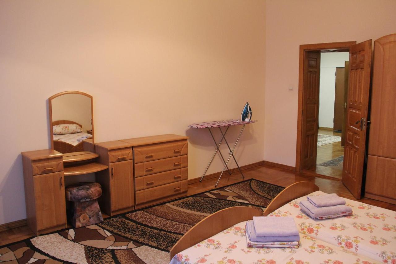 Apartments Domovik ,Kirilla i Mefodiya, 5 Mukatjeve Exteriör bild